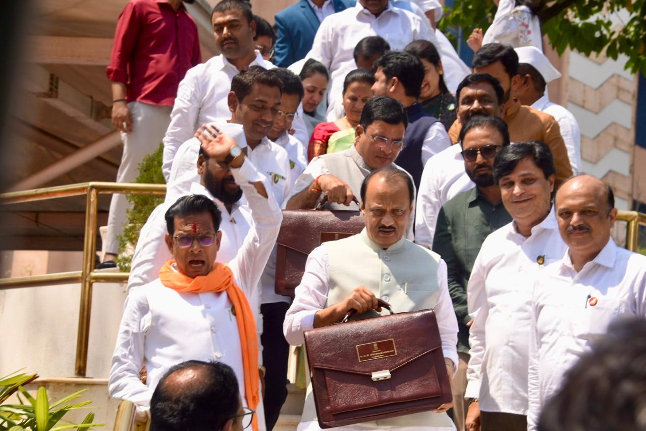 विधिमंडळाच्या आवारातील छत्रपती शिवरायांच्या पुतळ्याला अजित पवारांचे अभिवादन