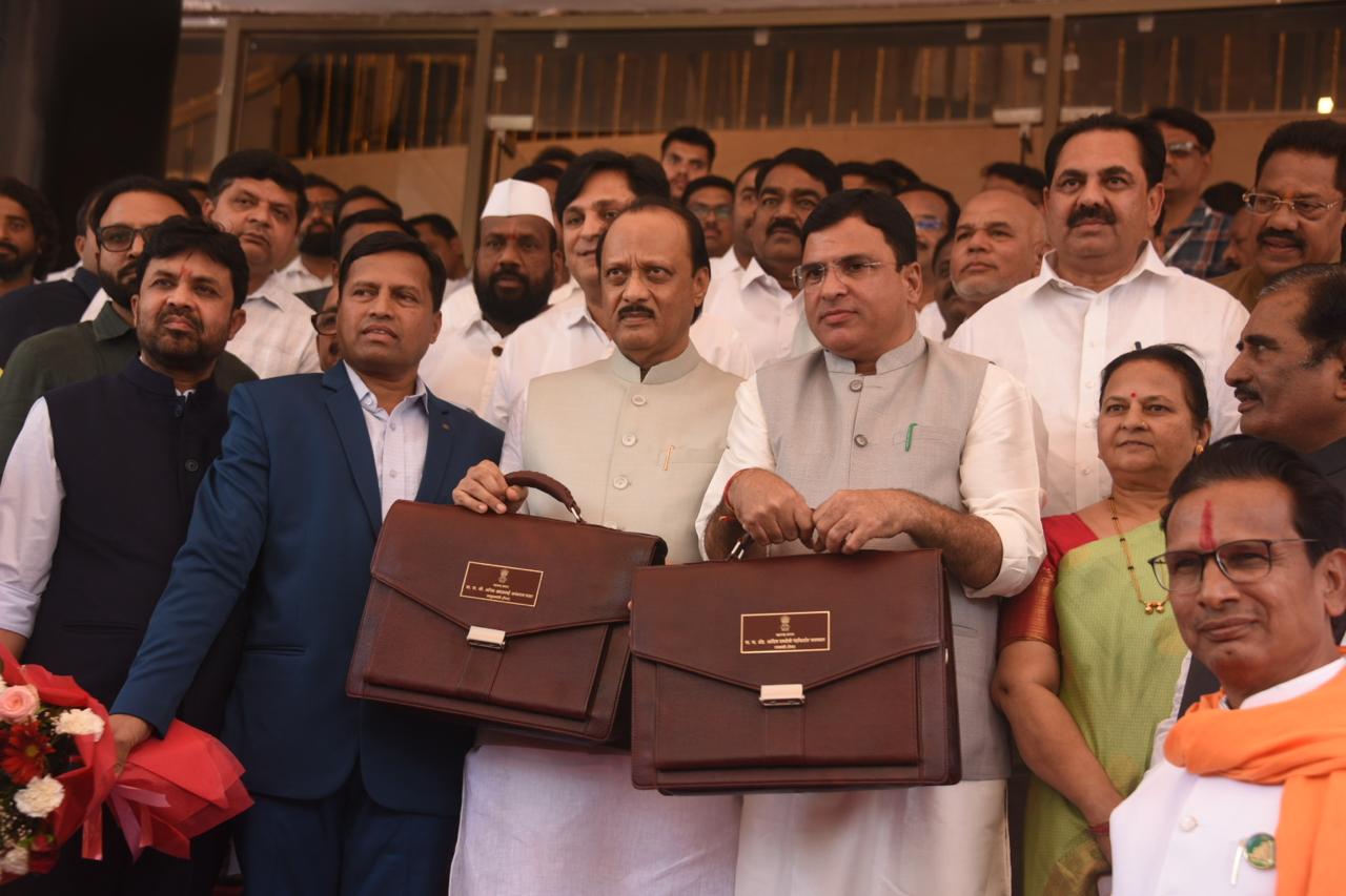 Maharashtra Budget 2025 : अर्थसंकल्प सादर करण्यासाठी अर्थमंत्री अजित पवार सज्ज